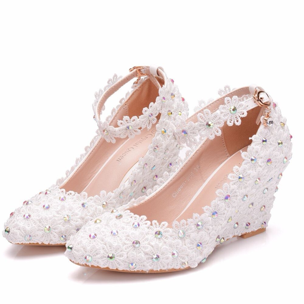 Crystal Queen Witte Bloem Vrouw Bruiloft Schoenen Kant Parel Hoge Hakken Zoete Bruid Jurk Schoenen Kralen Wiggen Schoenen 8 cm pompen