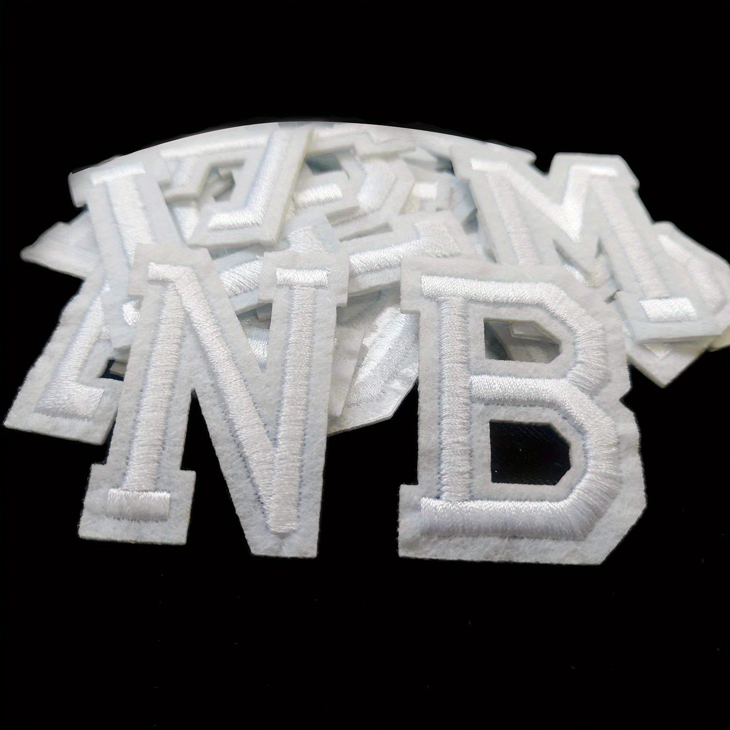 52 stuks alfabetpatches met gestreken lijm, versier reparatiepatches voor shirts, jassen, hoeden, jeans, schoenen, tassen: WHITE