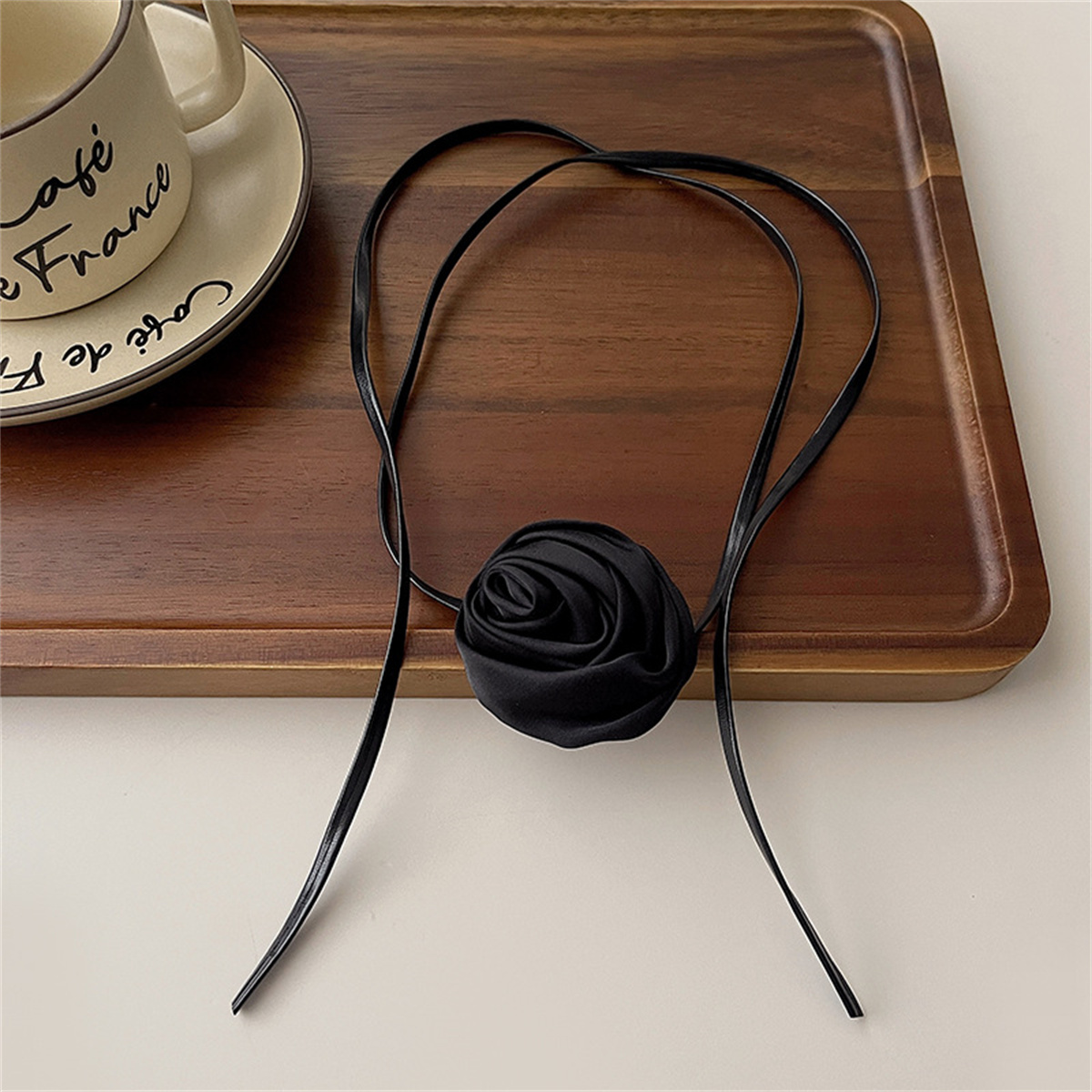 Cadenas de cuerda larga con gargantilla de flores grandes para mujer, Collar de tela romántico blanco y negro, joyería en el cuello, accesorios