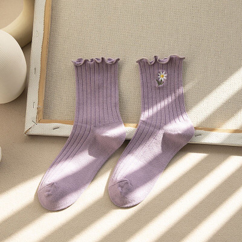 Femmes chaussettes Streetwear petites pâquerettes broder chaussettes mignonnes femmes japonais coréen Harajuku Style Kawaii chaussettes pour dames: Purple