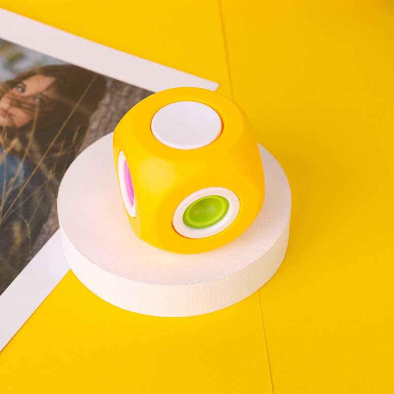 Fidget toys 2 in 1 fidget spinner pop leksaker bra fest favoriserar sensoriska poppar handsnurrar: Gul