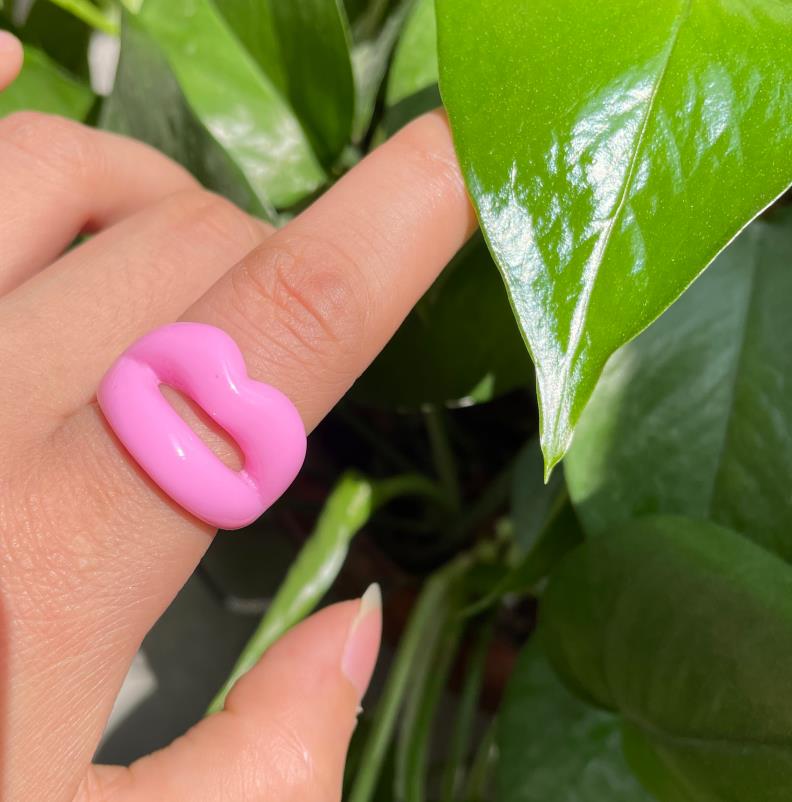 Summer Trendy Punk Red Lips Shape Resin Finger Rings Mouth Lip Acrylic Colorful Ring for Women Girls Jewelry HUANZHI: D
