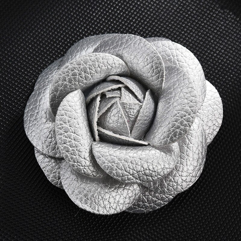 coreano hecho a mano PU cuero Camelia flor broche botón solapa Pin joyería broches ramillete para las mujeres Accesorios: Silver