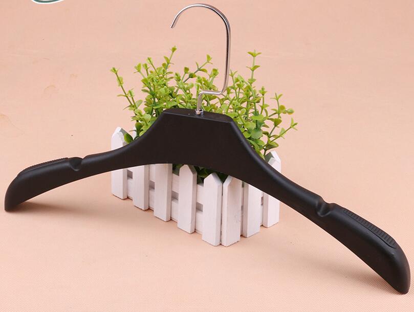 Luxe Dikke Brede Schouder Zwart Plastic Hanger voor Jassen, Anti-slip, man's Stijl (8 stuks/partij)