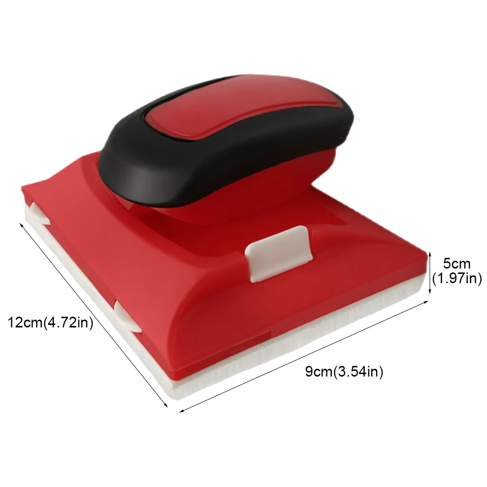 Rode verf Edger snijden in huis interieur kunststof muur met pad nylon borstelharen randen schilderhoek en randen