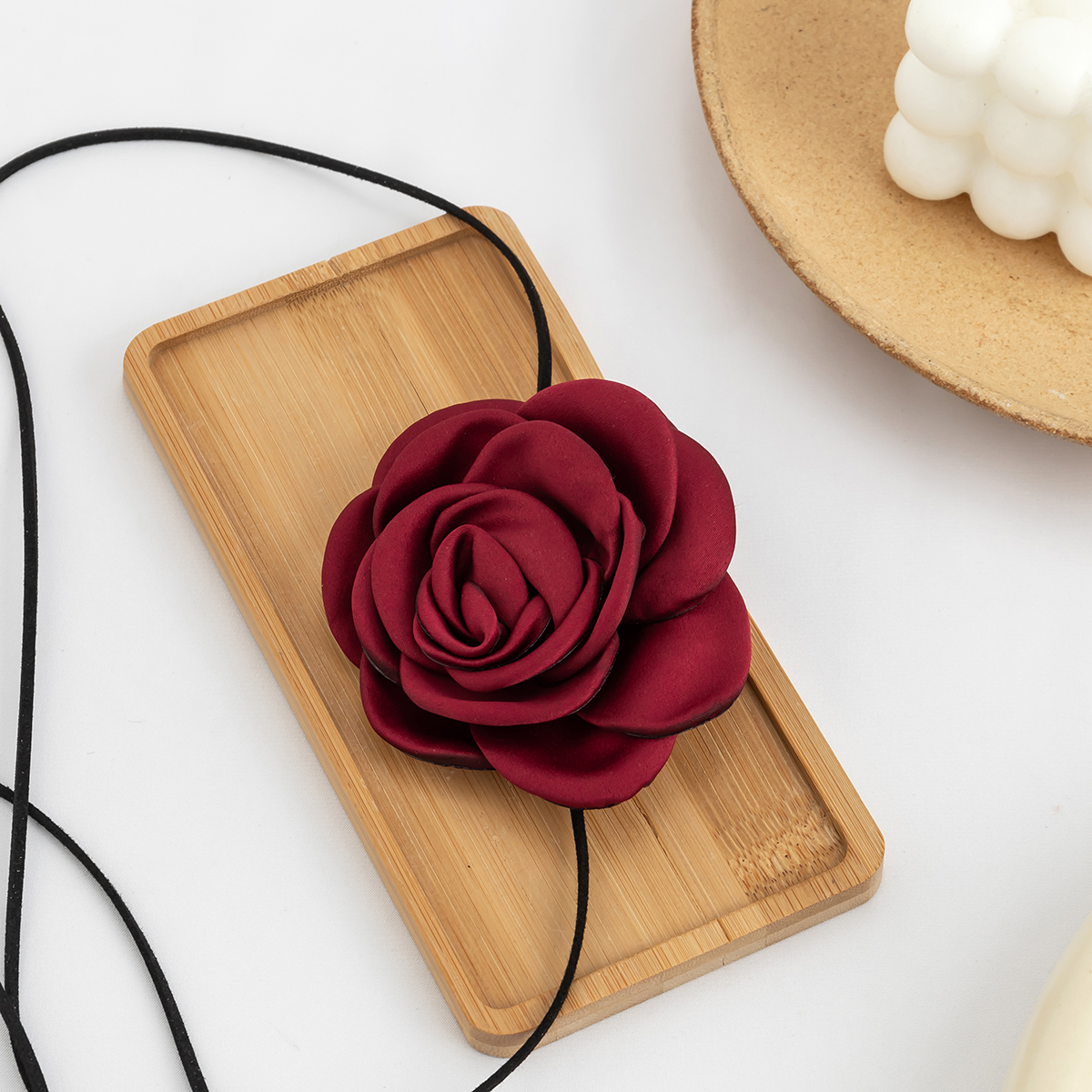 Cadenas de cuerda larga con gargantilla de flores grandes para mujer, Collar de tela romántico blanco y negro, joyería en el cuello, accesorios: Con recubrimiento de titanio