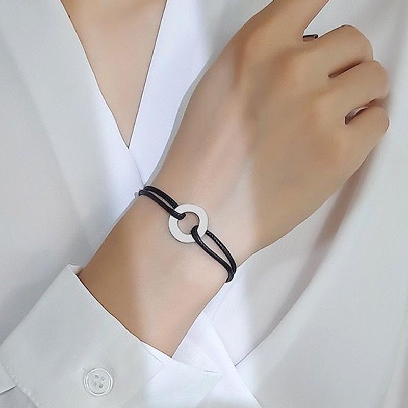 Justerbart flätat armband med enkel ring