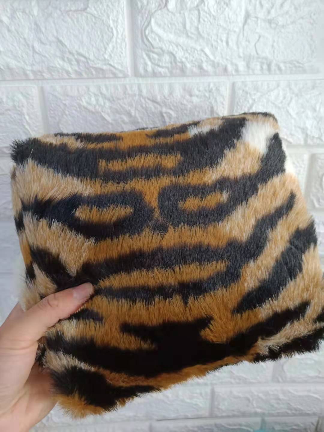 Tijgerprint vloerkleed koe luipaard tijgerprint koeienhuid imitatieleer antislipmat 94 x 100cm dierenprint tapijt: Tijger