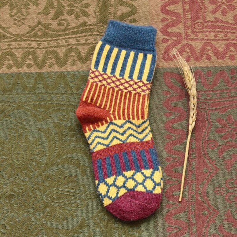 Bunte Druck Vertikale Gestreiften Welle Muster Socken Winter Weihnachten Lustige Verdickung Warme Wolle Koreanische Stil Frauen Kunst Socken