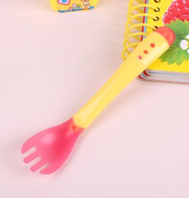 Handy Heat Sensing Thermal Spoon Baby Kids Weaning Silicone Head Tableware Baby Soft Head Safety Temperature Spoon Infant: Yellow fork