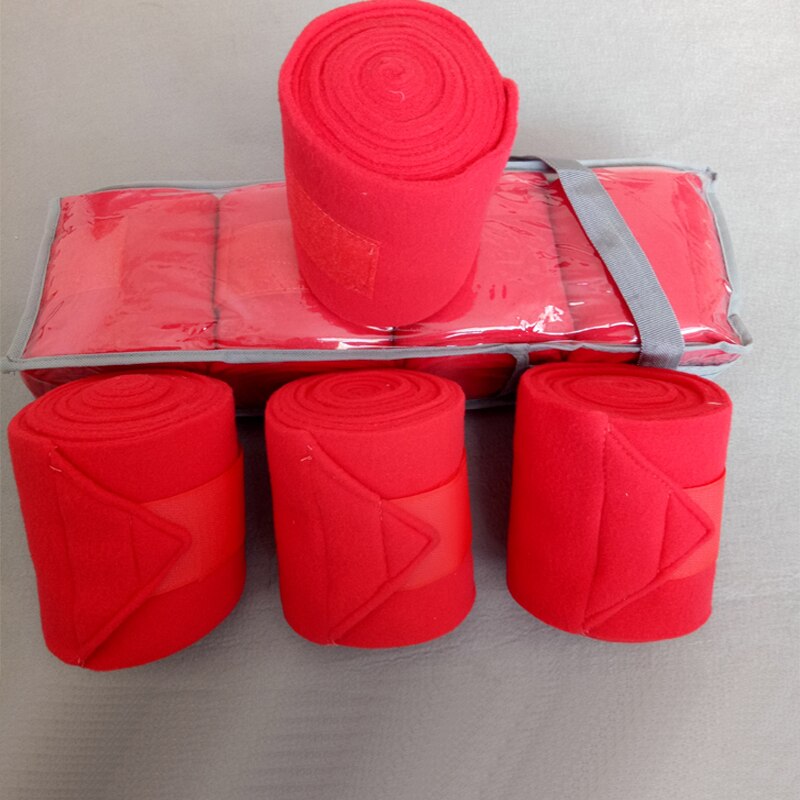 Los caballos son equipados con mallas de caballo, mallas de caballo, ganchos de caballo, protectores de muñeca, protectores de piernas, correas de caballo, protectores de piernas