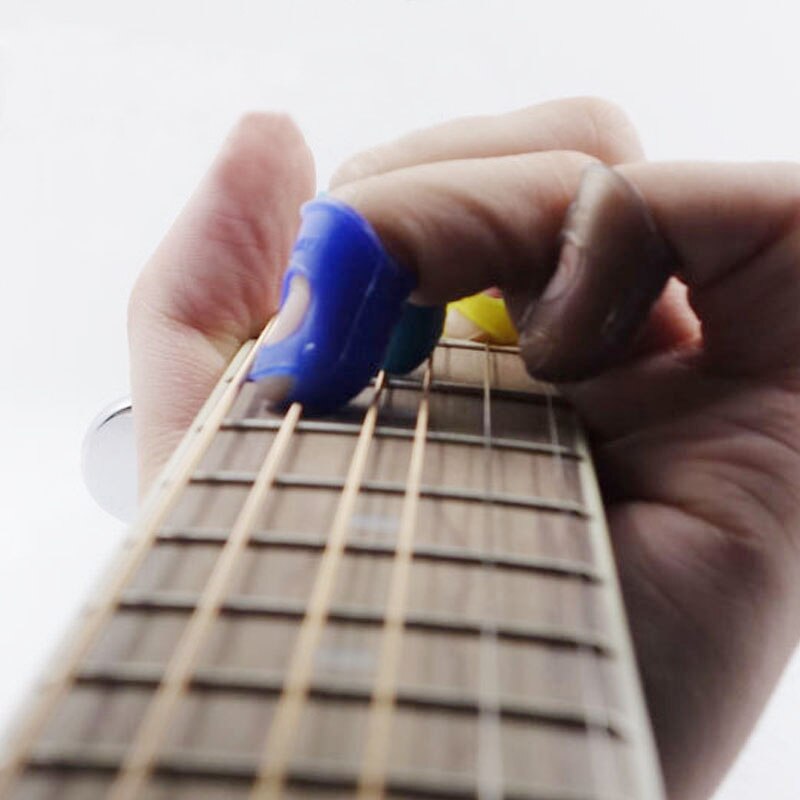 5 stk / sæt mix farve guitar tommelfinger pick fingre cap beskytte fingre til splejsning linje presning elastisk silikone ukulele finger hat