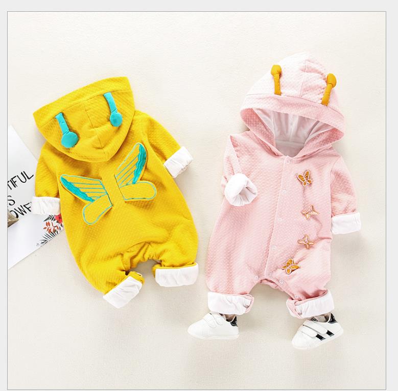 A borboleta da menina tem um casaco mais grosso