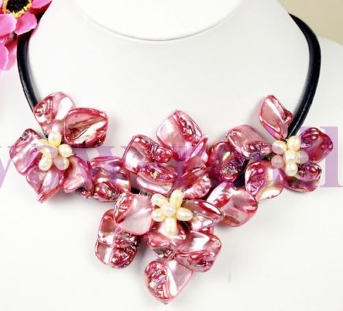 neue Stil>>>>> WOMAN WEIß PERLE & RED SHELL BLUME ANHÄNGER HALSKETTE 18''