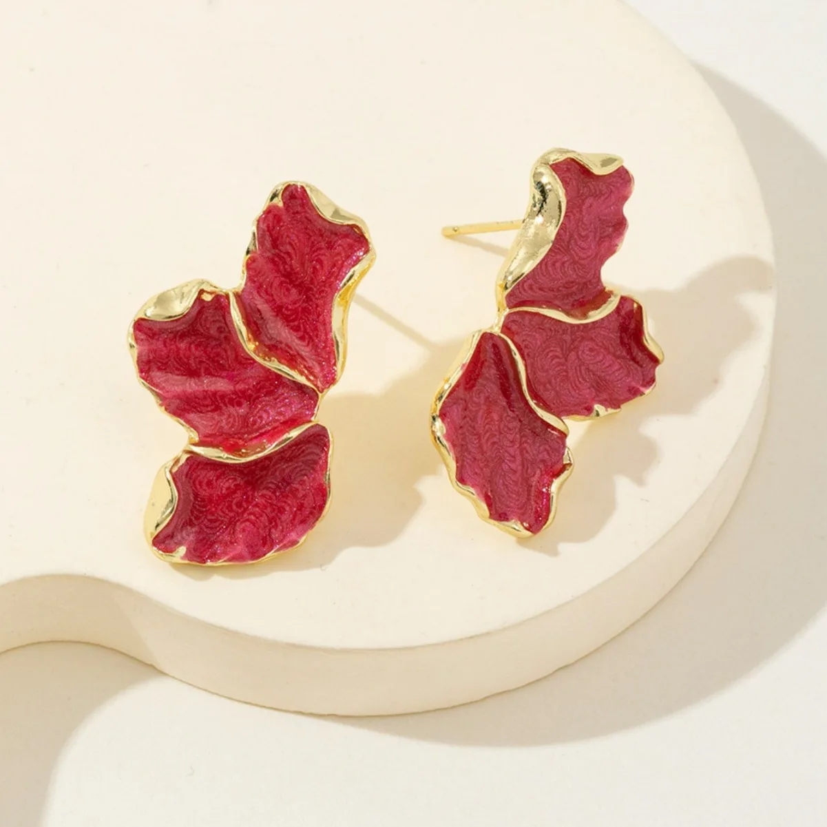 Pendientes de tuerca de color crema con flores de Metal para mujer, pendientes de poste irregulares chapados en Color dorado a la , pendientes llamativos de pesado