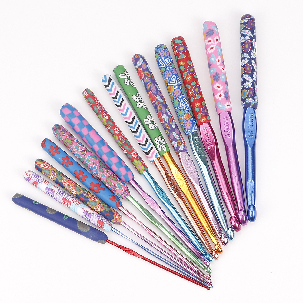 Ganci per Uncinetto, 4 Pcs Set di Uncinetti, Aghi per Uncinetti in Alluminio Multicolore, Ferri da Maglia, per Principianti, Appassionati di lavoro a Maglia o Professionisti