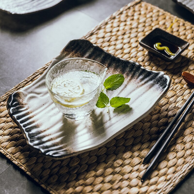 Assiette à sushi en céramique créative | En céramique de 10 pouces, assiette plate irrégulière de style japonais, assiette de petit déjeuner noire, assiette de snack cuite à la maison 1 pièce