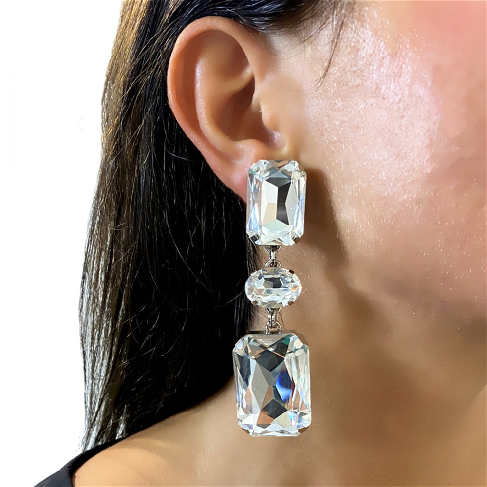 Prachtige, glanzende oorbellen met grote strass-steentjes, perfect als bruids- of feestsieraad.