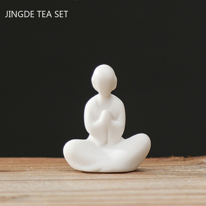 Chinesisch Weiß Porzellan Tee Haustier Mini Fingerspitze Buddha Mönch Statue Ornamente handgefertigt Keramik Kunsthandwerk Heimat Tee einstellen Dekoration