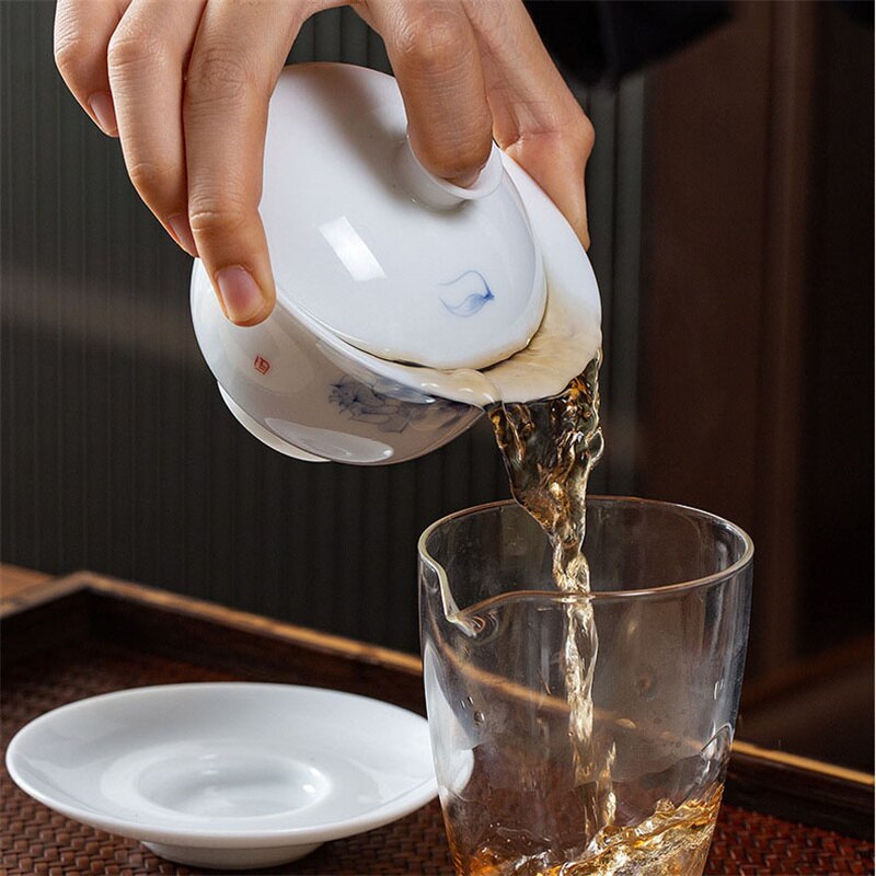 120ml di porcellana bianca avorio GaiWan dipinto a mano paesaggio tè zuppiera ciotola in ceramica con coperchio Sopera latte Oolong tè Kung Fu Teaset