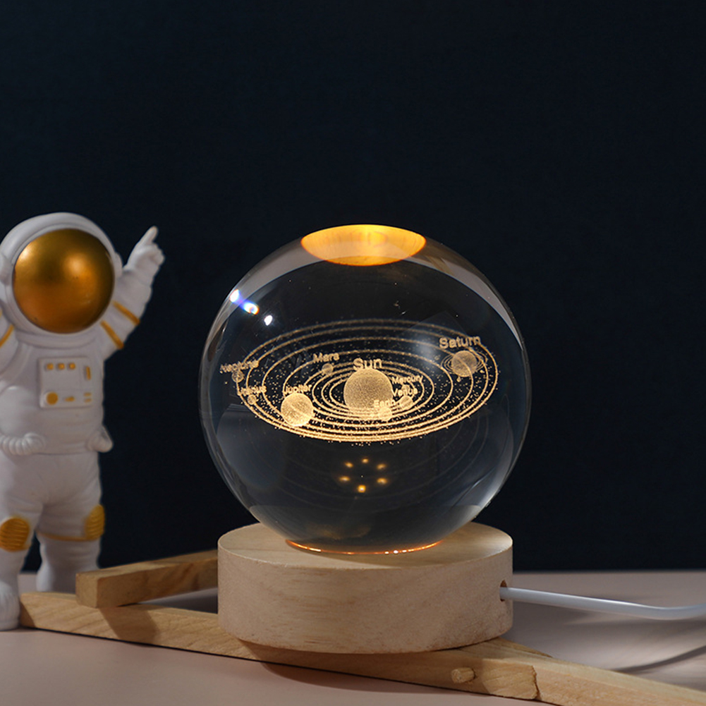 LED Kristall kugel Nachtlicht USB Aufladen 3D gravierte Mond Planet Galaxie Astronaut glühenden Kristall kugel Tisch lampe Geburtstags