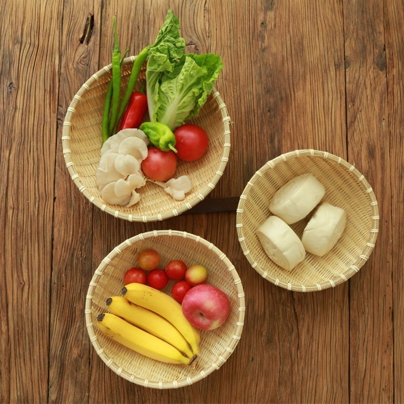 Handgjord bambuvävning flätad korg rund förvaringsbehållare för grönsaker frukt picknick mat bröd hushållskök rotting