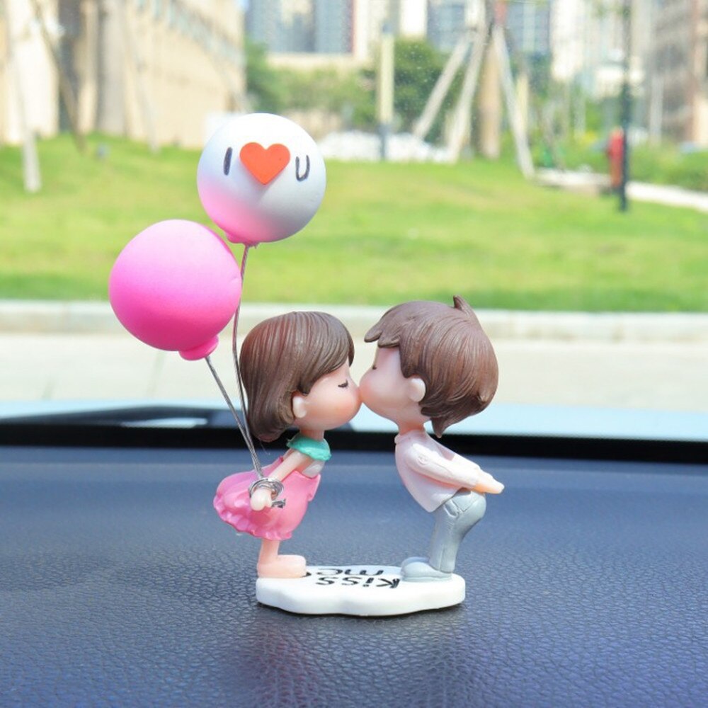 Ornements mignons de Couple pour voiture, décoration de voiture, Action de Couples de dessin animé mignon, décorations de tableau de bord de voiture de dessin animé, joli baiser C
