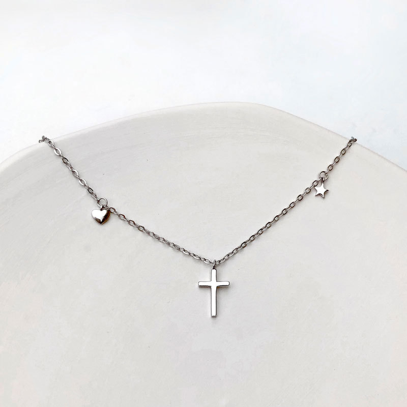 925 fußkettchen aus sterlingsilber mit kleinem herzkreuzanhänger, schlichter sommerlicher boho-schmuck für damen