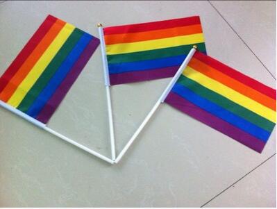 2017 Nova 100 pcs Pequeno Rainbow Bandeira 14*21 CM Mão Bandeira do Orgulho Gay mão Acenando Bandeiras com Mastro Caber Celebrar O Mês Desfile do Orgulho Gay