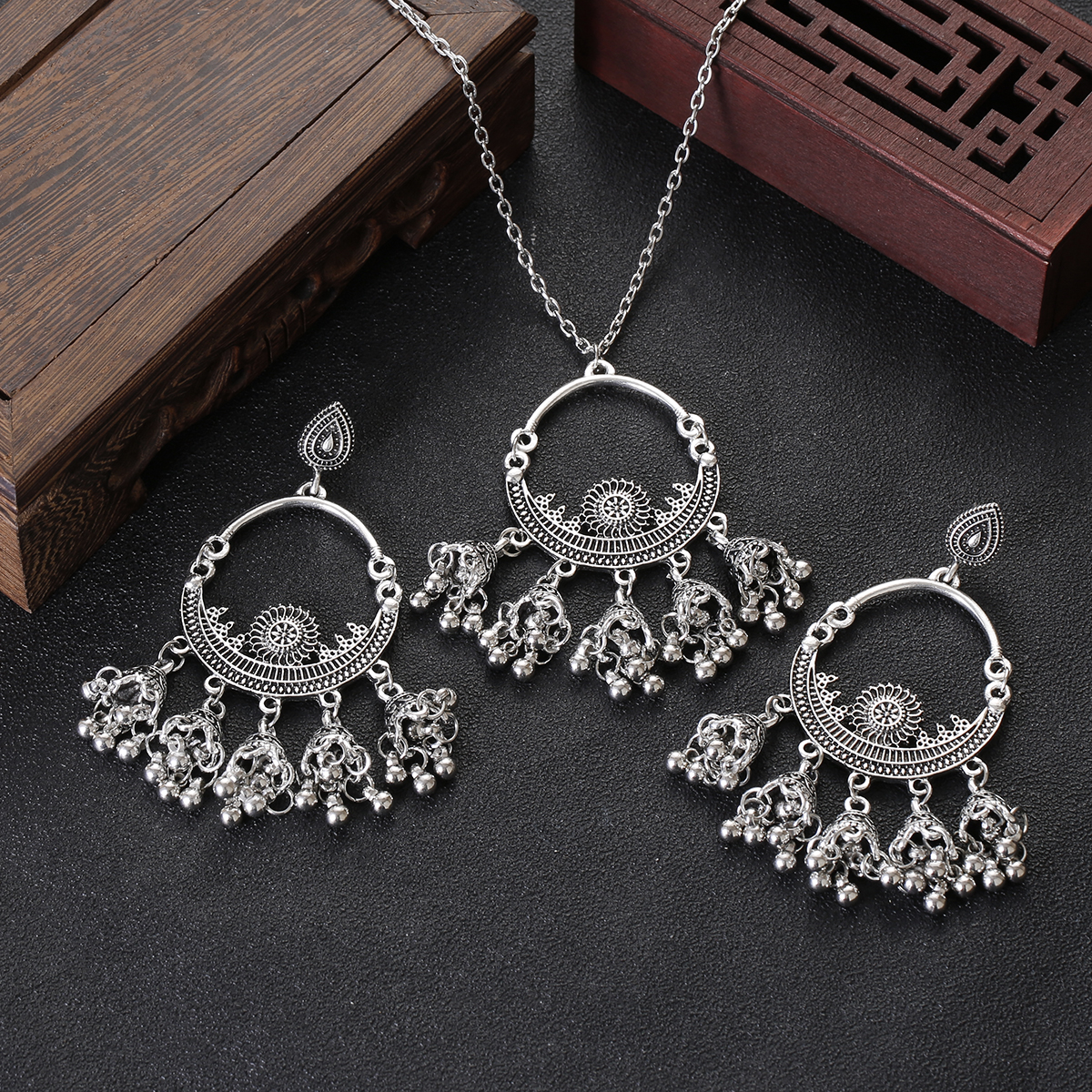 Luxury Retro Indian Jewelry Set Earring/Necklace Bijoux Wedding Jewelry Hangers Ethnic Carved Jhumka Earrings: Champagne gold