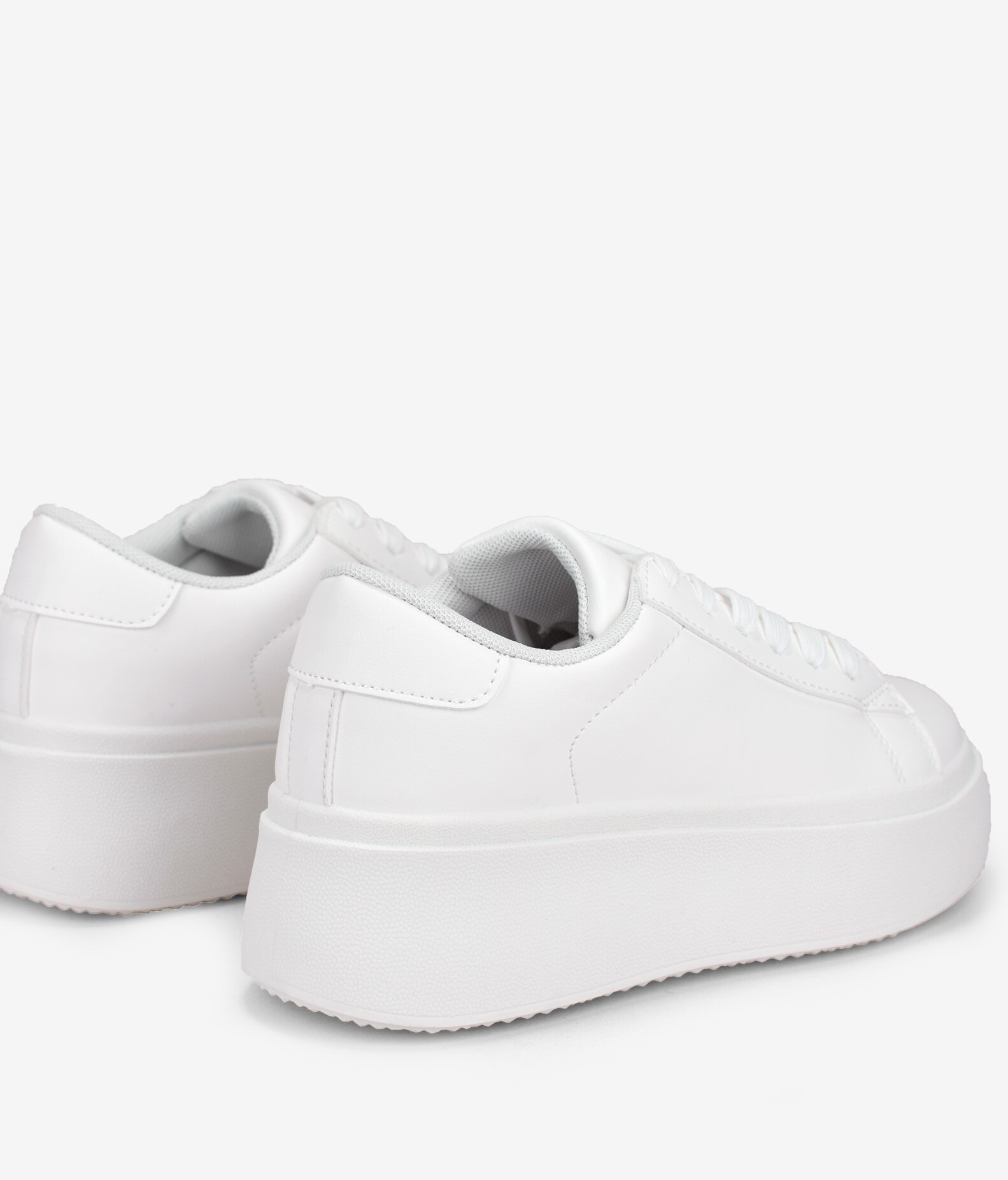 BOSANOVA Zapatillas total look blanco para mujer con suela de plataforma lisa de 5 cm. Cierre con cordones.
