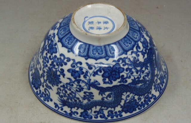 Udsøgt kinesisk jingdezhen klassisk blå og hvid porcelæn malet med drage blomsterskål