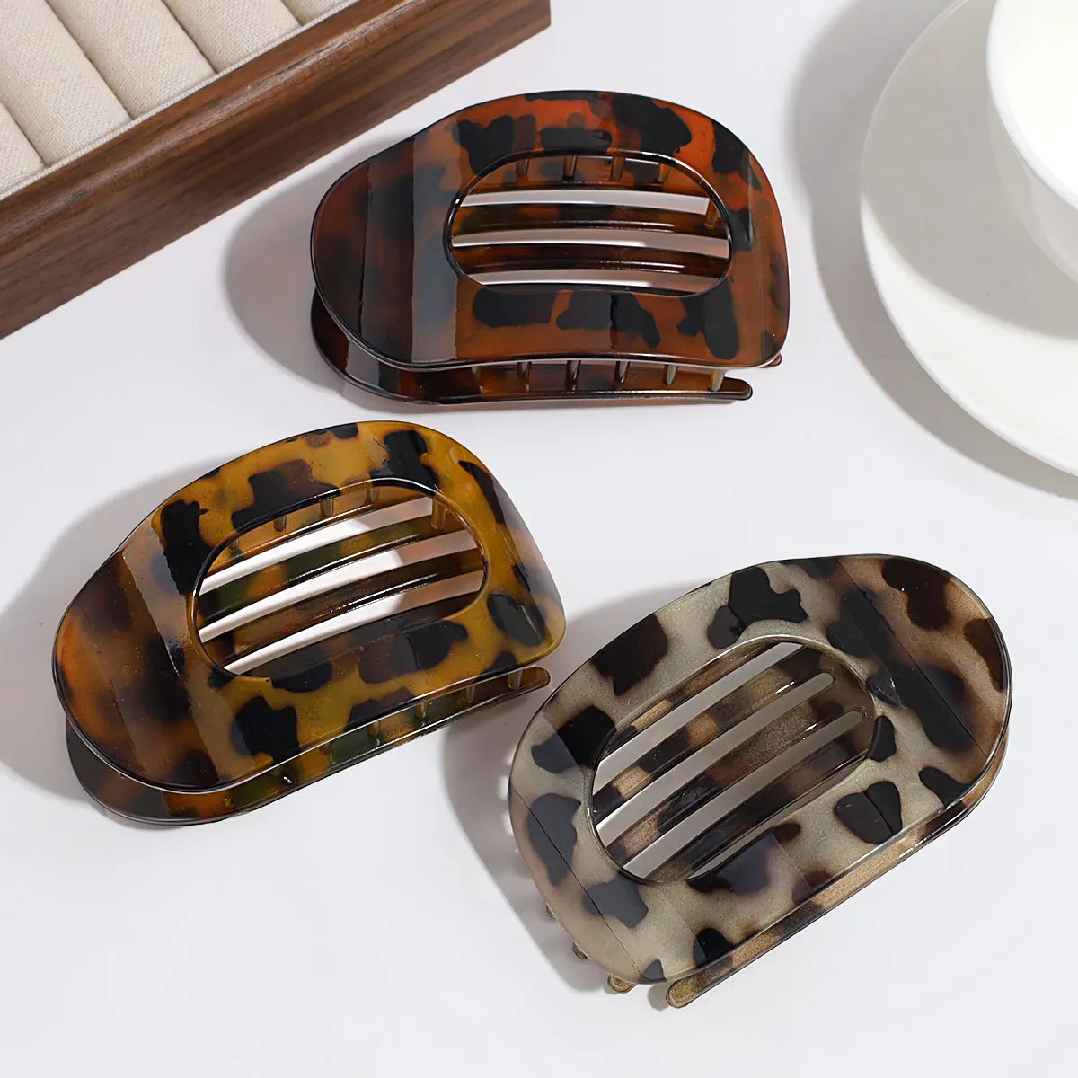 Fashion Oval Hair Claw Clip for Women New Design Leopard Matte Curved Flat Styling Barrettes Acrylic Lying Down Hair Accessories: Champagne