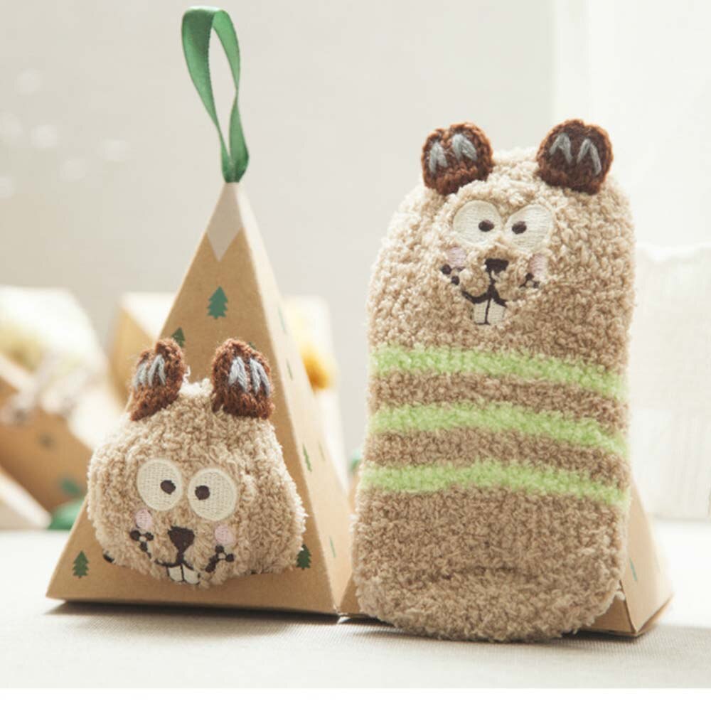 Bonito dos desenhos animados meias curtas primavera e inverno crianças bebê meias quentes adorável presente anti-skid chão menina menino boxed meia coral veludo