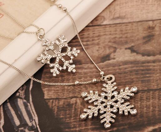 Lovely Maple Leaf Long Beaded Chain Tassel Pendant Necklace Women Office Lady Imitation Pearl Jewelry 035: snow