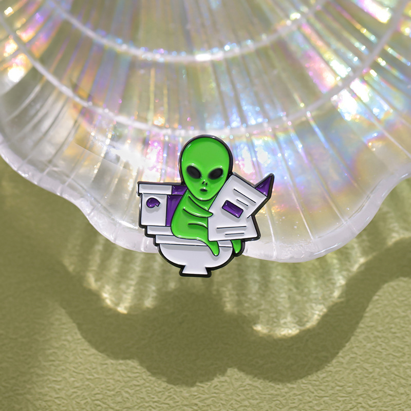 ET Aliens-Broche en Émail pour Femme, Danemark ge Animal Mignon, Revers Bac, Couteau de Poussin, Lecture de Stockholm aux Assis aux Toilettes