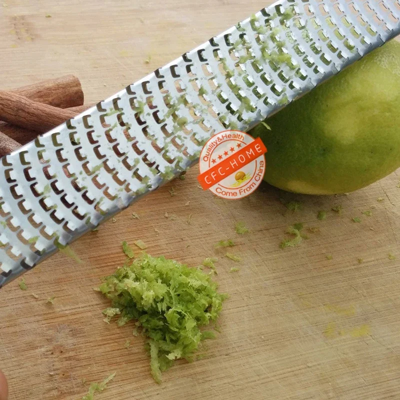 Râpe à fromage polyvalente et zesteur d'agrumes pour parmesan, citron, gingembre, ail, chocolat et plus encore