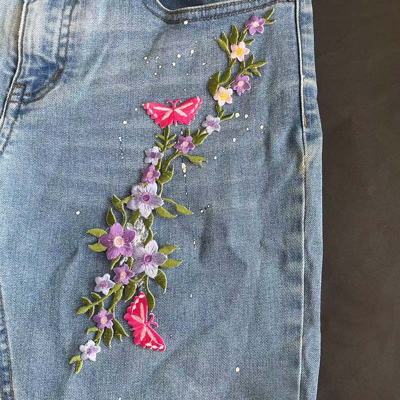 Delikat blomsterranke med sommerfugl klesklistremerke termokollant lapp, blomsterbrodert applikasjon strykelapper til klær