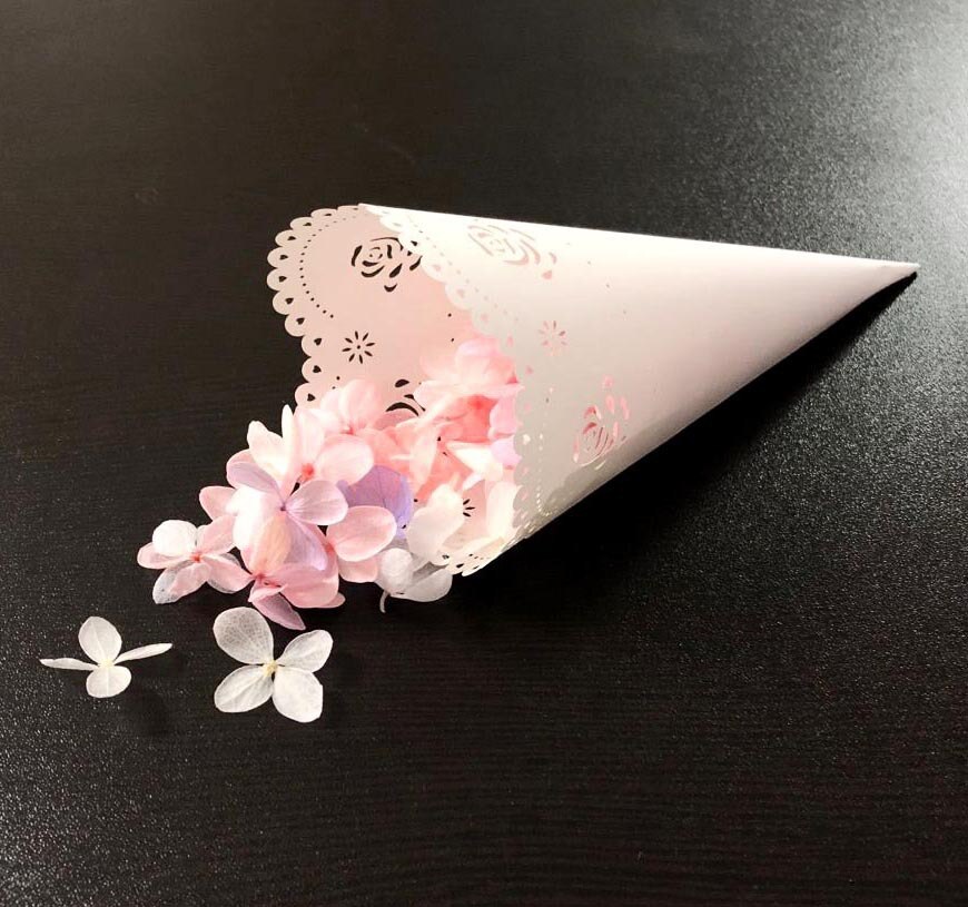Conos de pétalos de flores para boda, corazón de 20 piezas, conos de papel para poner confeti de caramelo, pétalos de lavanda, confeti de recuerdo de boda