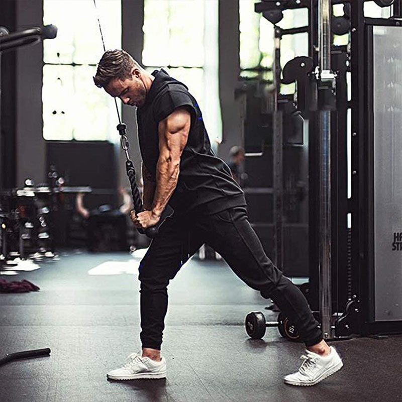 Fitnesscenter fitnessudstyr mave crunches kabel pull down biceps styrketræning bodybuilding øvelse