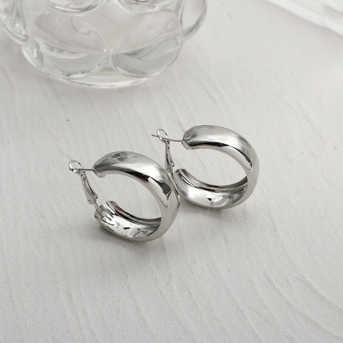 AENSOA minimalistyczne duże koło geometryczne okrągłe duże kolczyki koła dla kobiet dziewczyna kolczyki ślub impreza biżuteria biżuteria punkowa: srebrny kolor