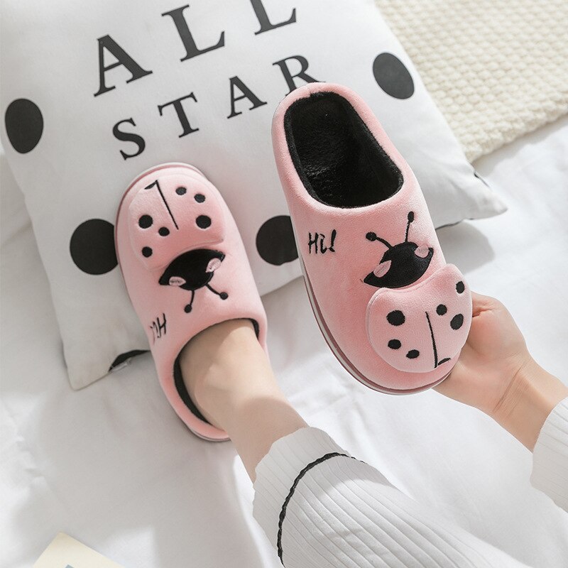 Femmes hiver maison pantoufles dessin animé coccinelle antidérapant à l'intérieur chambre étage chaussures en peluche pantoufles femmes fausse fourrure diapositives TUX77