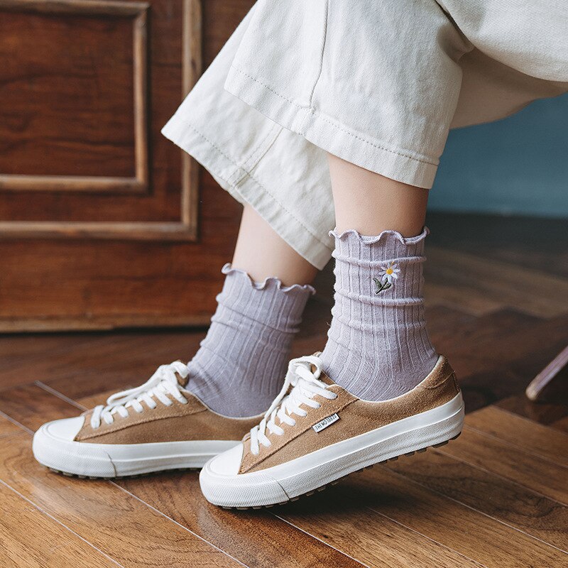Femmes chaussettes Streetwear petites pâquerettes broder chaussettes mignonnes femmes japonais coréen Harajuku Style Kawaii chaussettes pour dames