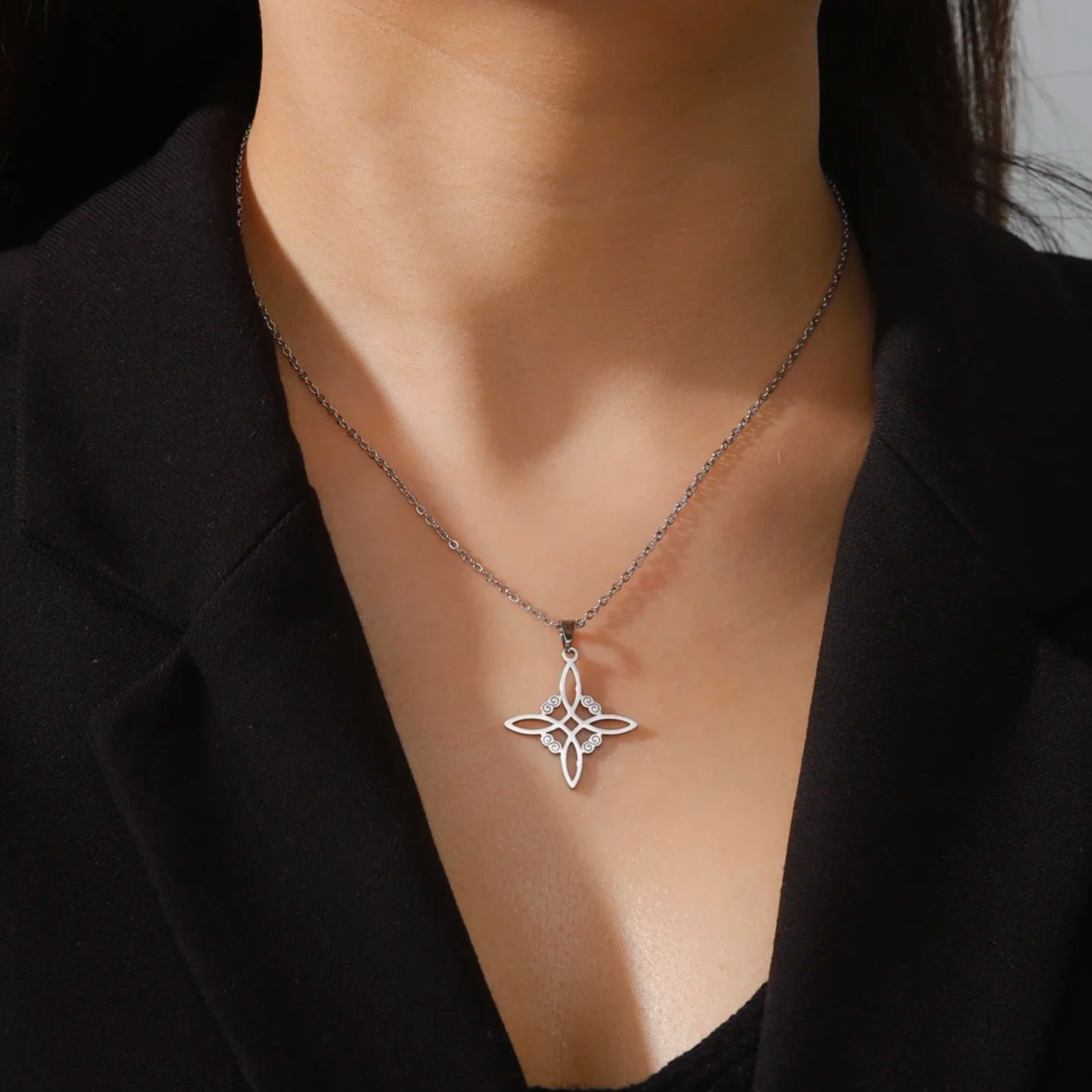 Clásico collar de nudo de bruja la Trinidad de la Media Luna masculina y femenina une amuleto de buena suerte joyas de acero inoxidable Amuleto de protección celta navideños de año