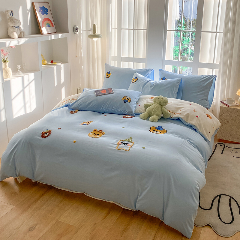 Pussilakanasetti, jossa sininen ja pinkki kirjonta, sekoitus pestyä puuvillaa, minimalistinen, neliosainen setti, jossa on aluslakanoita, pussilakana.