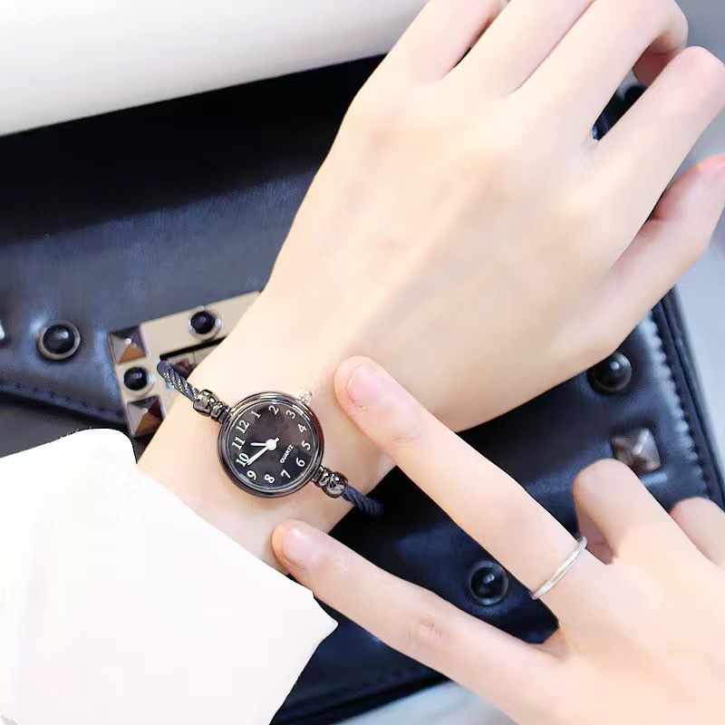 Damen Armbanduhr Gold Armband Kleines Zifferblatt Elegante Uhr Neue Nette Frauen Stahl Armband Uhr Quarz Armbanduhr: Rot