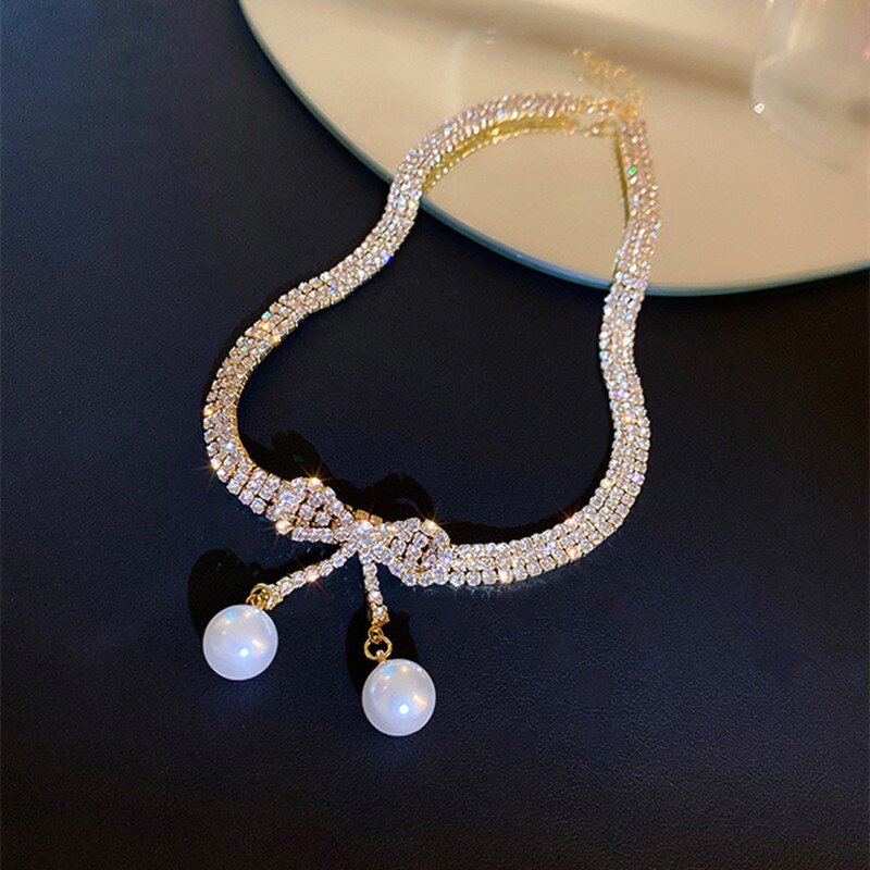 Collana di perle con fiocco lucido con strass di moda 2022 nuova catena da osso con colletto di senso di Design estivo di alta gamma di temperamento da donna