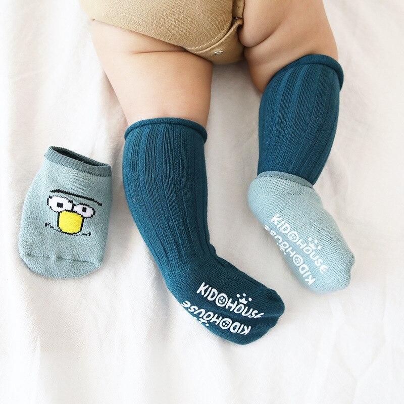 2 Pairs Knie Hoge Babysokjes Pasgeboren Katoen Warm Sockings Thicken Winter Meisjes Katoen Cartoon Baby Jongens Sokken Anti slip