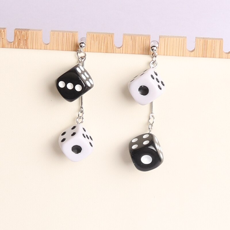 Pendientes de dados blancos y negros, diminutos dados colgantes, pendientes colgantes de dados de la suerte, de póker, pendientes de buena suerte con tema de Casino