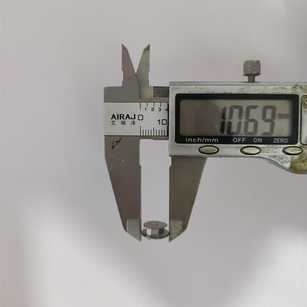 Lampada di controllo magnetico a portato senza fili a 8 modalità Luci di flusso lampeggianti a induzione magnetica + Batteria a bottone CR927 + modello di giocattoli fai da te magnete